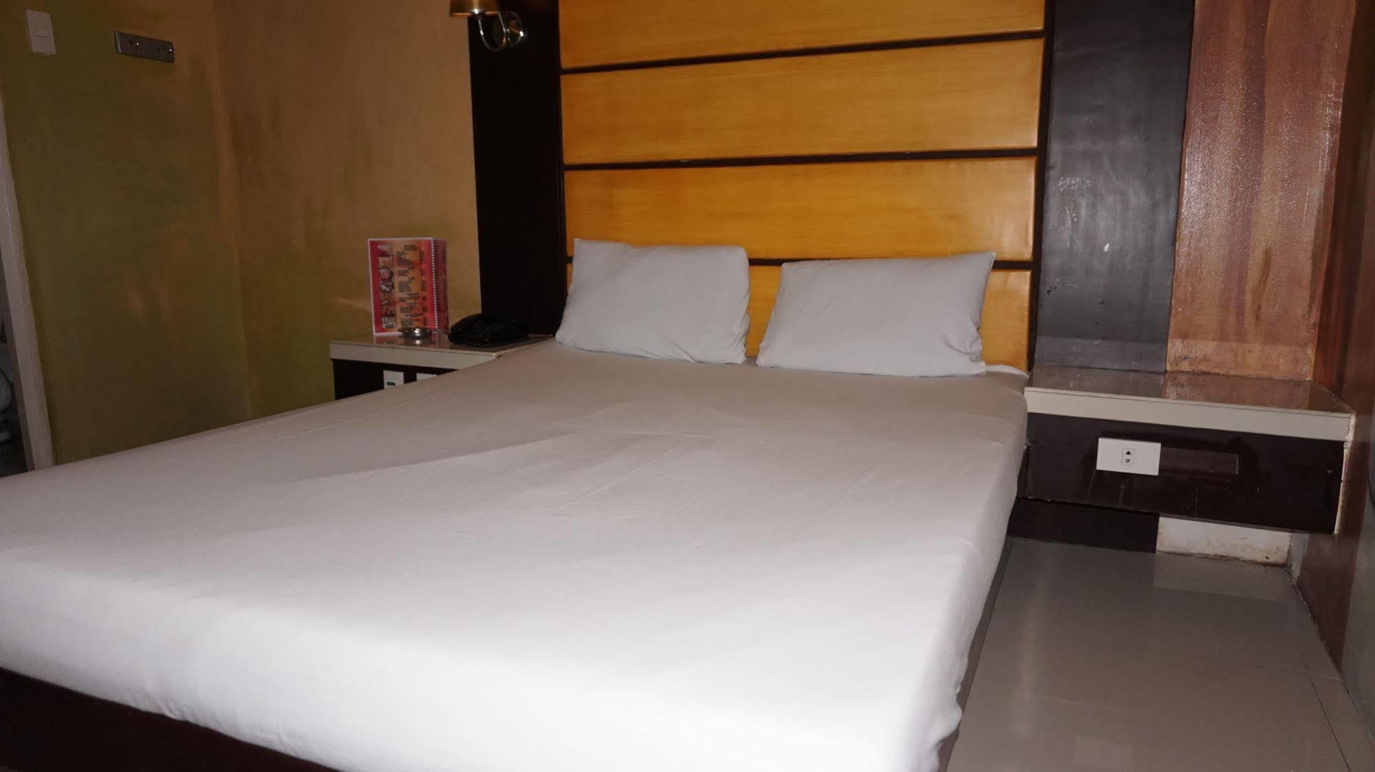 Harts Hotel-Quezon City Exterior foto