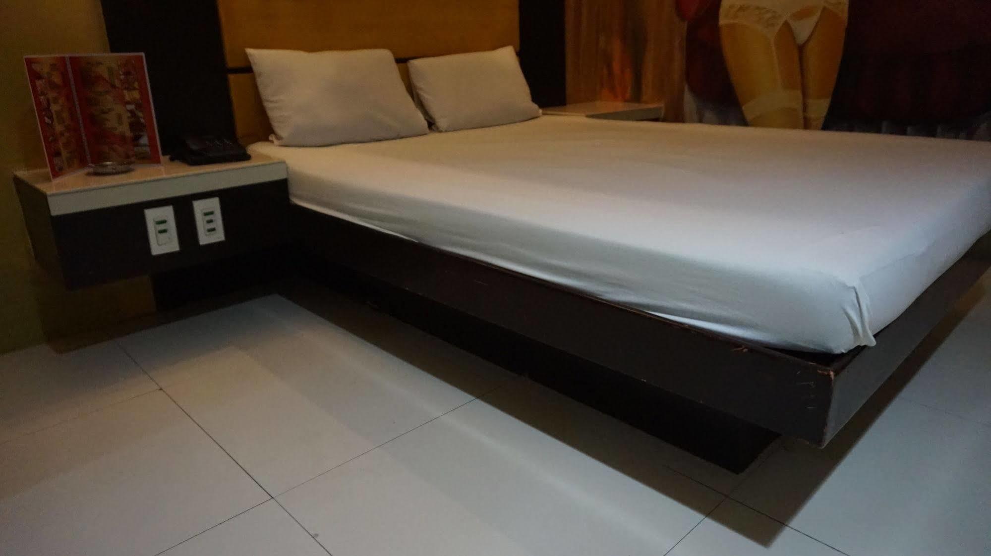 Harts Hotel-Quezon City Exterior foto